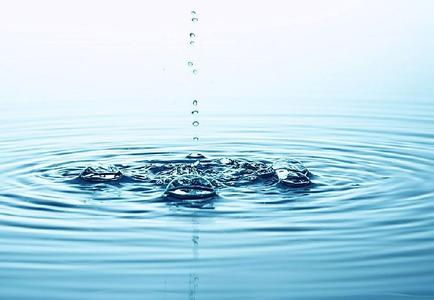 自然界的液态水不是以单分子的形式存在的